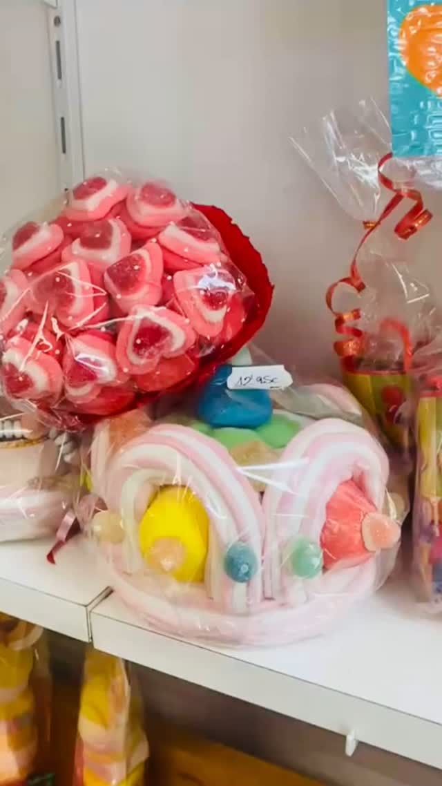 🍭¿Quieres endulzar cualquier celebración?🍭

 Nuestras tartas de chuches están hechas con mucho mimo, llenas de alegría y sabor 😋

 🎈 Ideales para cumpleaños, comuniones, sorpresas o simplemente… ¡porque sí!

📩 ¡Haz tu pedido por DM y sorprende con algo único!

📍 C/ Panaderos 8 (junto mercado del Campillo) #Valladolid

☎️ 983 20 69 25 📲615 95 08 10  parsins.es

 #TartasDeChuches #DulcesMomentos #HechoConAmor #SorpresaDulce